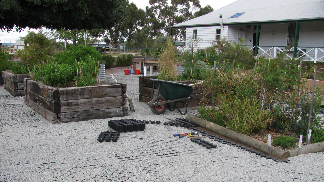 SERCUL Permaculture garden - Construction of floor matting